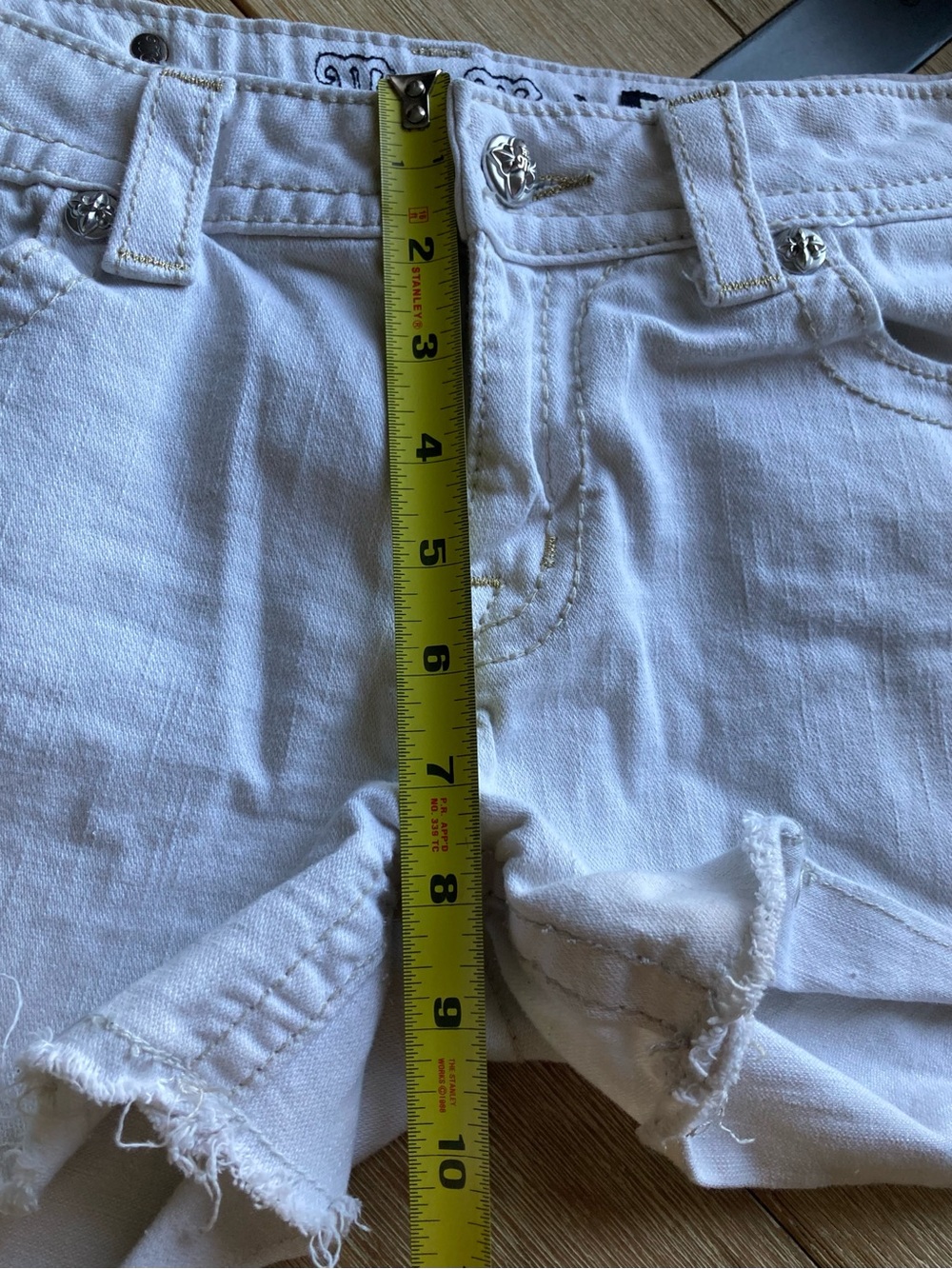 Miss Me White Denim Shorts Size 29 Embroidered Rhinestone Stretch Frayed Hem - Picture 10 of 11